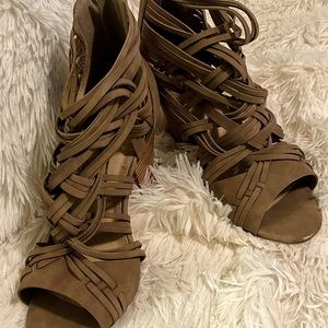 Like new dress or casual shoes